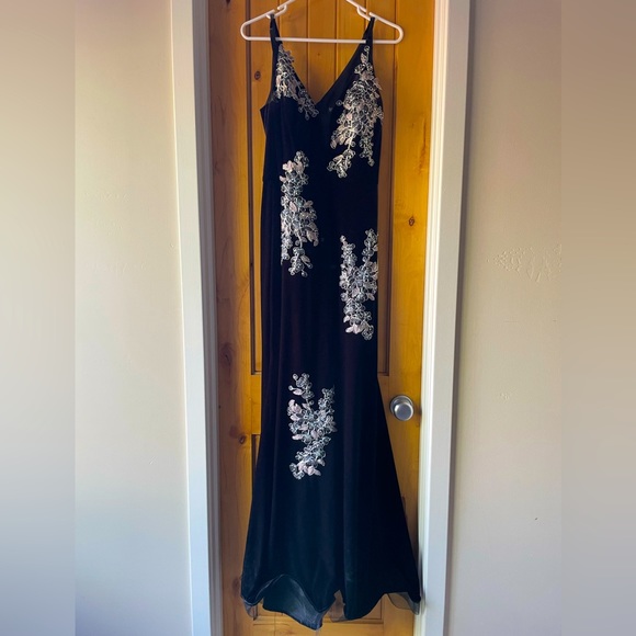 Xscape Women's Velvet Floral Embroidered Gown Black Size 10